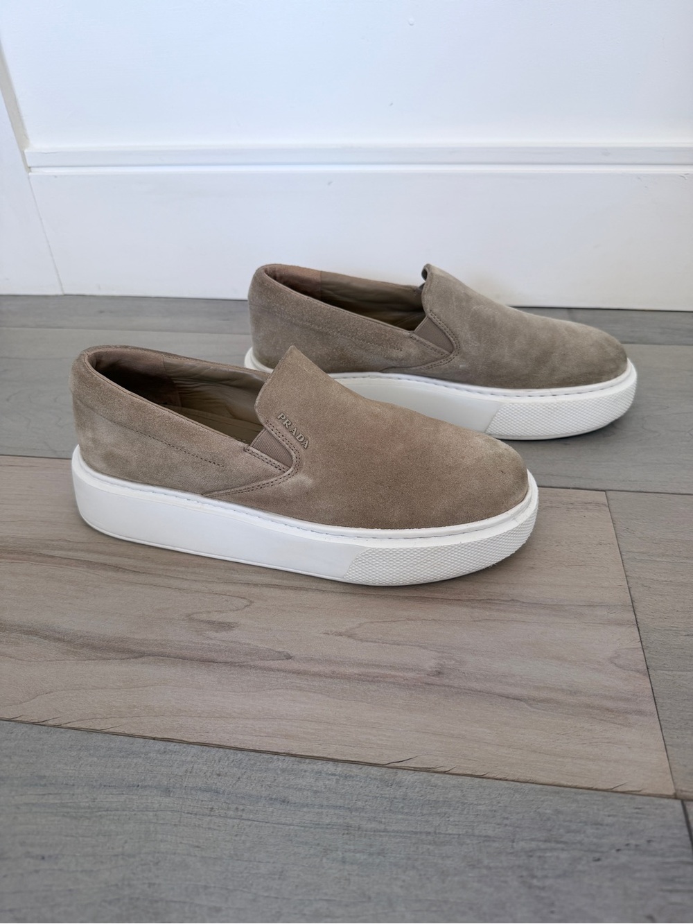 Scarpa Taupe Suede Slip-On Platform Sneakers